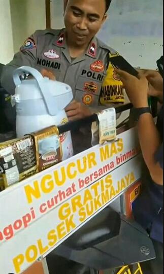 Inspiratif: Polisi pun Jualan Kopi biar Dengar Keluhan Masyarakat, Masa Kita Enggak?
