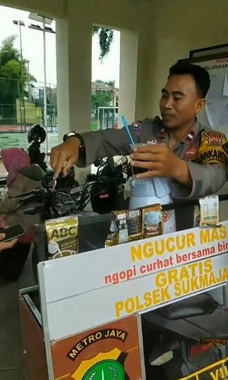 Inspiratif: Polisi pun Jualan Kopi biar Dengar Keluhan Masyarakat, Masa Kita Enggak?