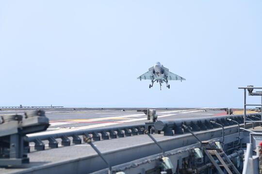 LCA Tejas dan MiG-29K Berhasil Landing dan Take-off di Kapal Induk INS Vikrant