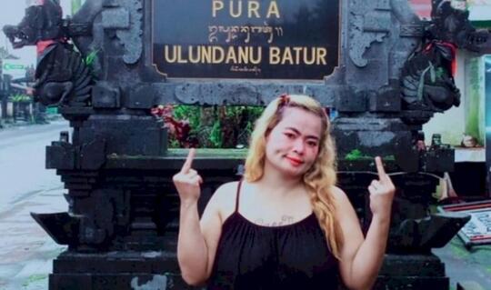 Heboh Foto Wanita Pose Jari Tengah di Pura Ulundanu Batur,Adakah Aturan dan Larangan?
