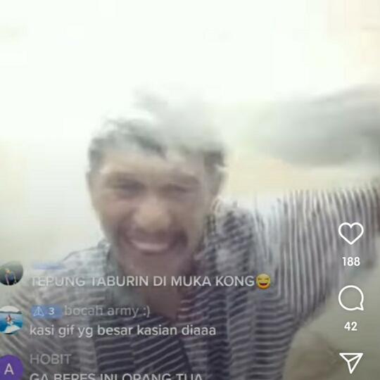 Usai Mandi Lumpur, Kini Muncul Mandi Telur! Pengemis Online Kembali Beraksi!