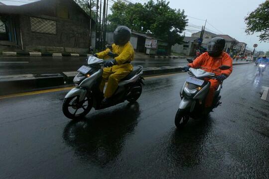 Alasan Kenapa Motor Agan Harus Dibilas Sehabis Kena Air Hujan, Biar Nggak Jerawatan!