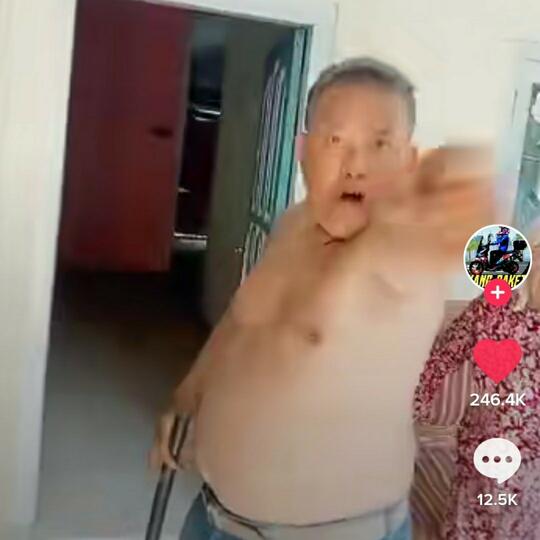 Lagi, Pembeli COD Ancam Kurir Dengan Tongkat Karena Pesanannya Tak Sesuai!