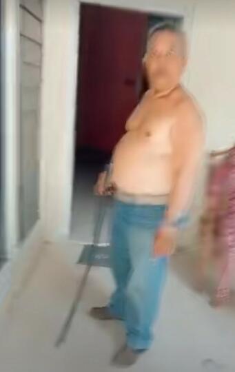 Lagi, Pembeli COD Ancam Kurir Dengan Tongkat Karena Pesanannya Tak Sesuai!