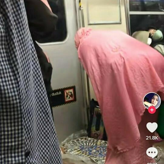 Viral Wanita Sholat di Gerbong KRL yang Berjalan, Apa Tidak Ada Alternatif Lain?