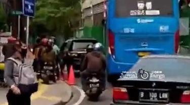 Fortuner Jadikan Jalan Ibu Kota sebagai Garasi Pribadi, Sukses Bikin Macet