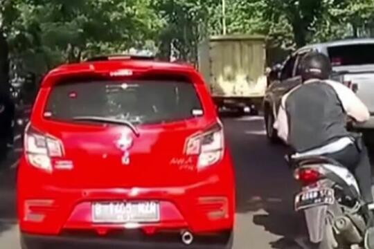 Etika Pengendara Motor jangan Pernah Memotong Jalur Mobil karena Termasuk Pelanggaran