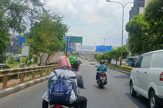 Etika Pengendara Motor jangan Pernah Memotong Jalur Mobil karena Termasuk Pelanggaran