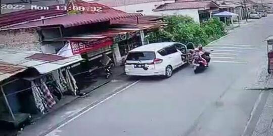 Berbahaya, Jangan Sembarangan Buka Tutup Pintu Mobil Saat Parkir di Tepi Jalan Raya!
