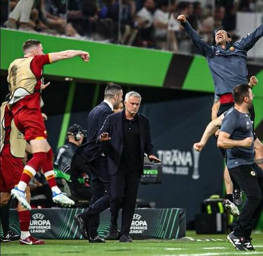 Fans Bandingkan Dua Pelatih, Mampukah Guardiola Antar Klub Sekelas AS Roma ke Final?