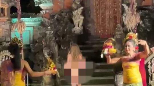 Nekat, Seorang Bule Bali Telanjang di Pementasan Tari,Warganet Minta Sanksi Deportasi