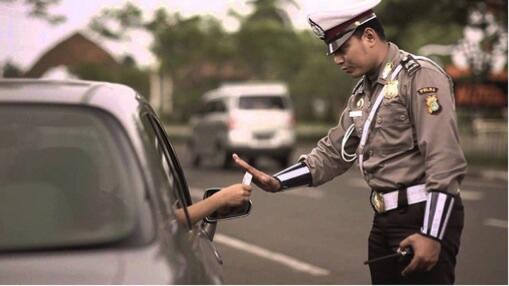 [NGAKAK] Alasan Unik Orang Indonesia Pas Kena Tilang!