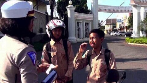 [NGAKAK] Alasan Unik Orang Indonesia Pas Kena Tilang!