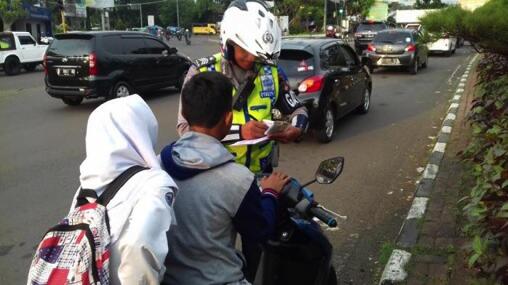 [NGAKAK] Alasan Unik Orang Indonesia Pas Kena Tilang!