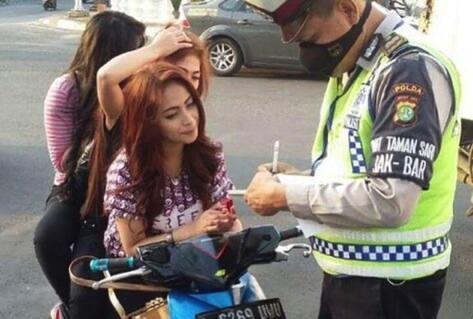 [NGAKAK] Alasan Unik Orang Indonesia Pas Kena Tilang!