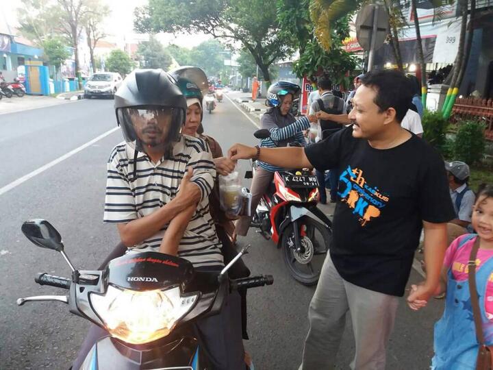 pejabat mau ikut turun ke jalan bagi2 cendol