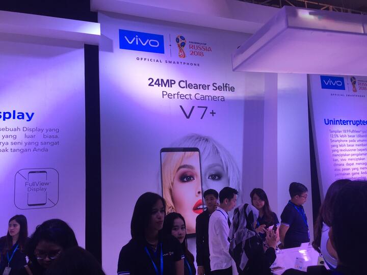 Tak jauh dari Stage, para tamu undangan dan media dipersilakan menyicipi Vivo V7 + di area Experience Zone
