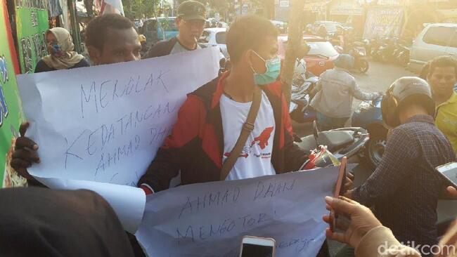 Benarkah Puluhan Penghadang 'Emak2' Neno Warisman Bukan Orang Riau dan Massa Bayaran